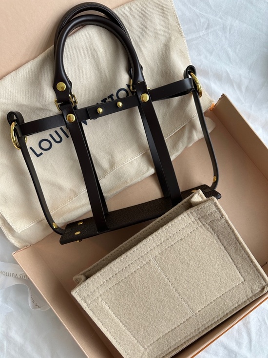 Louis Vuitton Toiletry Pouch 19 - Picture 7 of 8